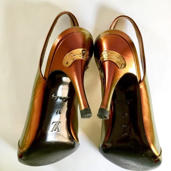 LOUIS VUITTON RUNWAY GOLD/COPPER/GREEN IRIDESCENT PATENT MID-HEEL SANDAL - Picture 11 of 16